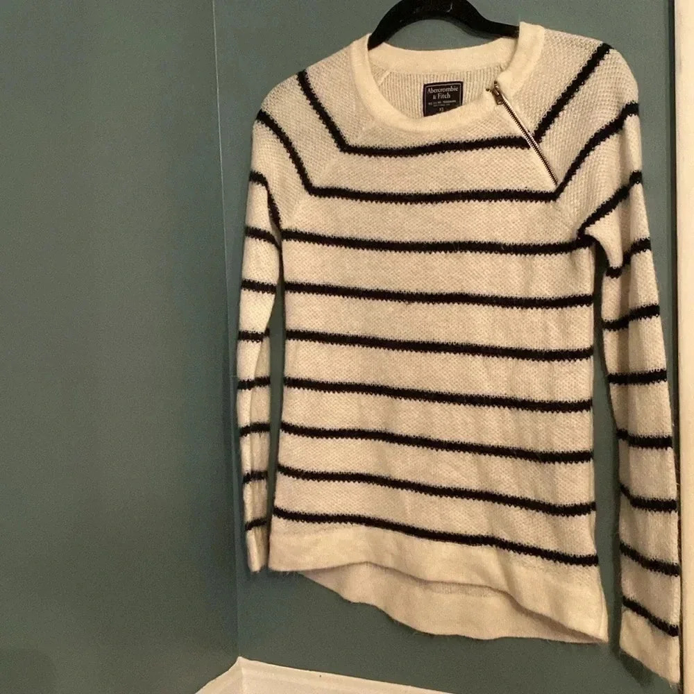 Abercrombie & Fitch white and blue striped sweater - xs- shoulder zip - Picture 4 of 5
